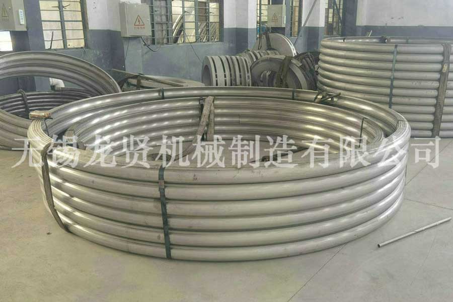 高速公路上的半圓管！